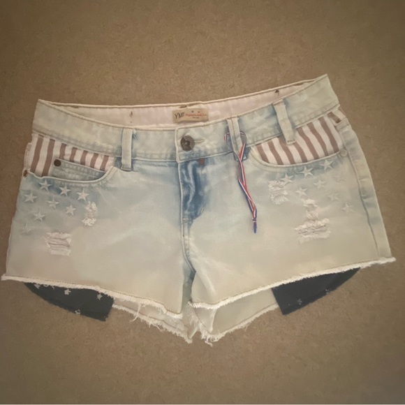 Women’s Denim Red & White Embroidered Jean Shorts Size 9 Perfect for 4th of July - Picture 1 of 16